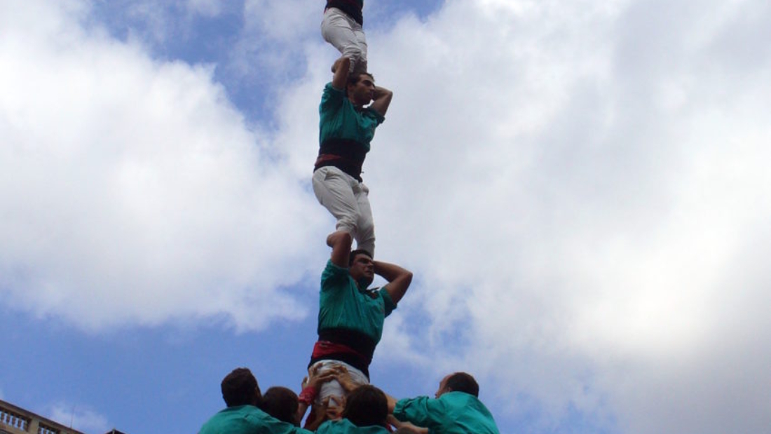 Gotowa wieża z ludzi